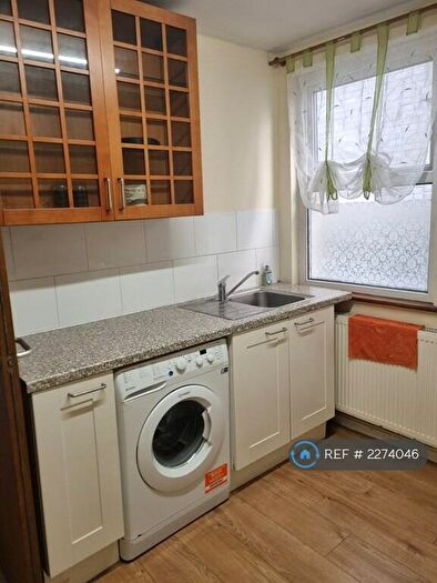 Studio To Rent In Maidstone Road, London, N11