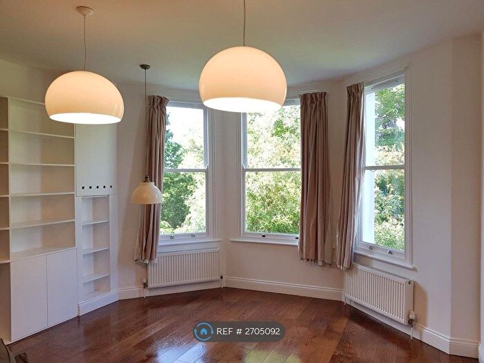 2 Bedroom Flat To Rent In Palace Road, London, SW2