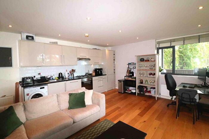 2 Bedroom Flat To Rent In Kengley Bridge Road, SE26