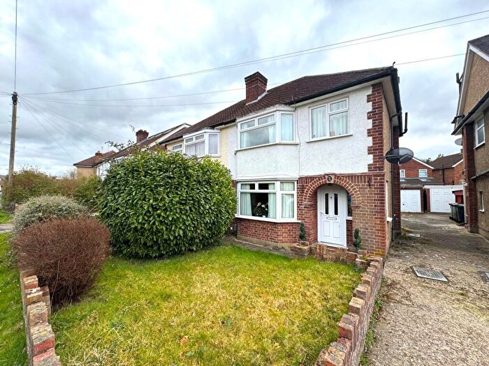 3 Bedroom Semi Detached House For Sale In Saffron Platt, Guildford, GU2