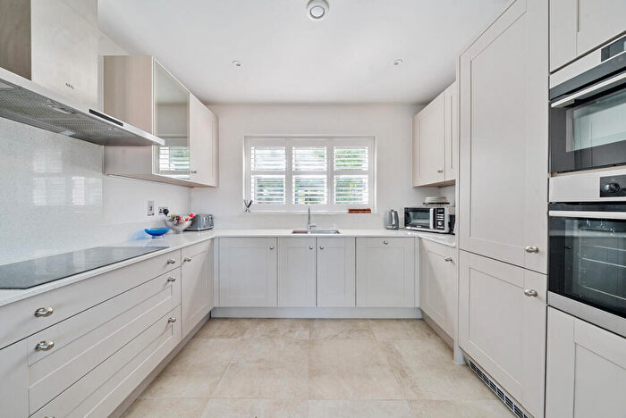 4 Bedroom Detached House To Rent In Claremont Close, Leatherhead, KT22