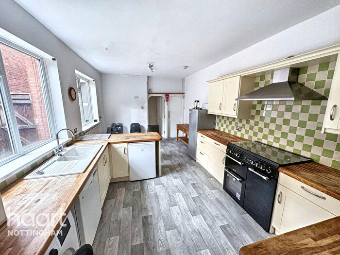 7 Bedroom Semi-Detached House For Sale In Premier Road, Nottingham, NG7