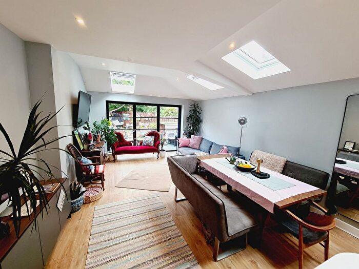 3 Bedroom Semi-detached House For Sale In Kingston Road, Leatherhead, Surrey, KT22