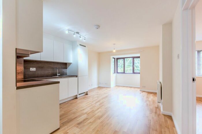 1 Bedroom Flat To Rent In Bushey Grove Road, Bushey, WD23