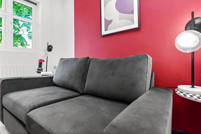 2 Bedroom Flat To Rent In Addison Way, London, NW11