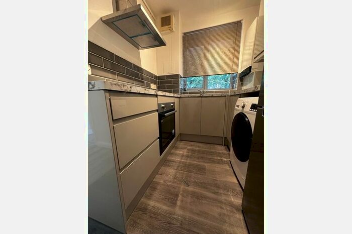 3 Bedroom Flat To Rent In Stockwell Gardens Estate, London, SW9