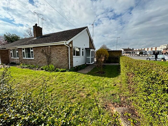 2 Bedroom Bungalow For Sale In Bedgrove, Aylesbury, Buckinghamshire, HP21