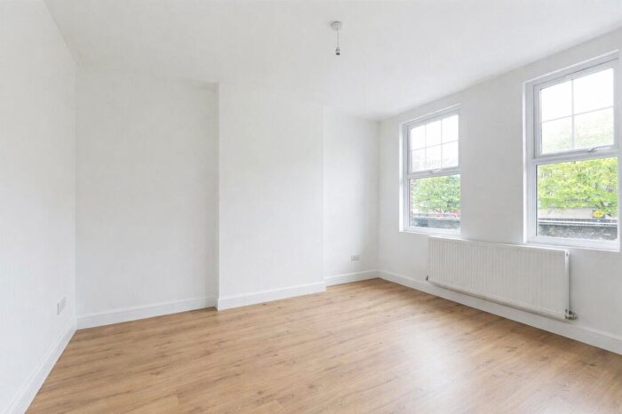3 Bedroom Flat For Sale In Holloway Road, N7