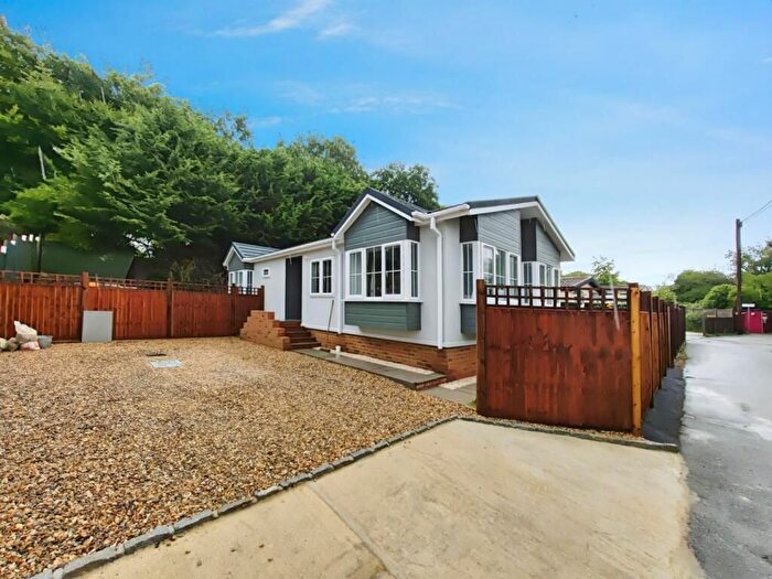 2 Bedroom Mobile/park Home For Sale In Brownfield Gardens, Maidenhead, SL6