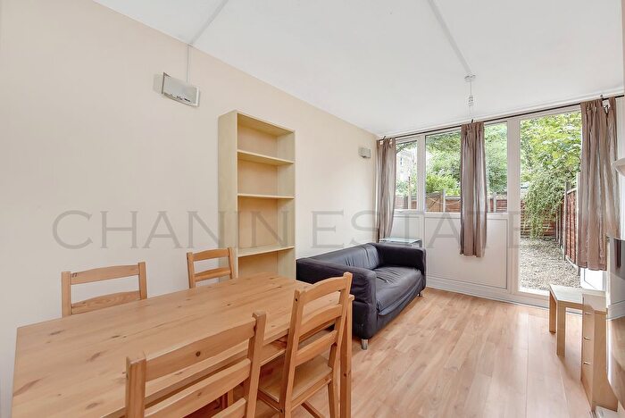 4 Bedroom Maisonette To Rent In Osmington House, London, SW8