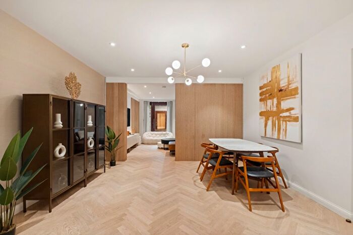 3 Bedroom Flat To Rent In Cornwall Gardens, South Kensington, SW7