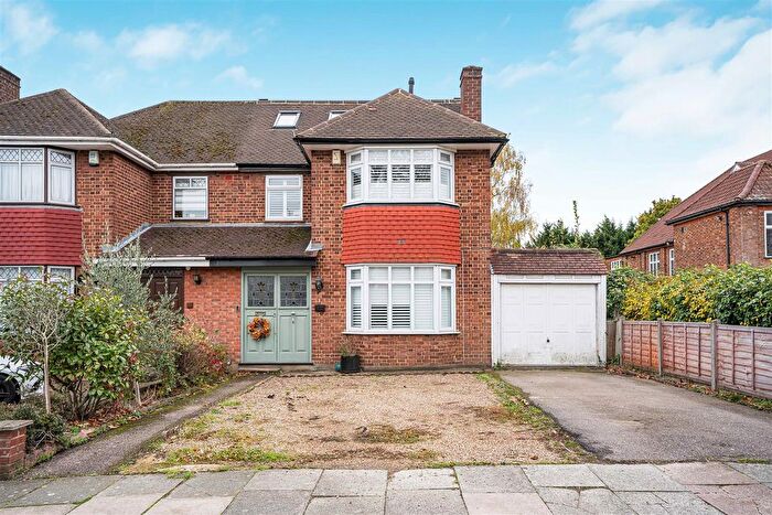 4 Bedroom Semi Detached House For Sale In Merrivale, Oakwood, N14