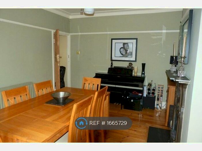 4 Bedroom Terraced House To Rent In Glenwood Gardens, Ilford, IG2