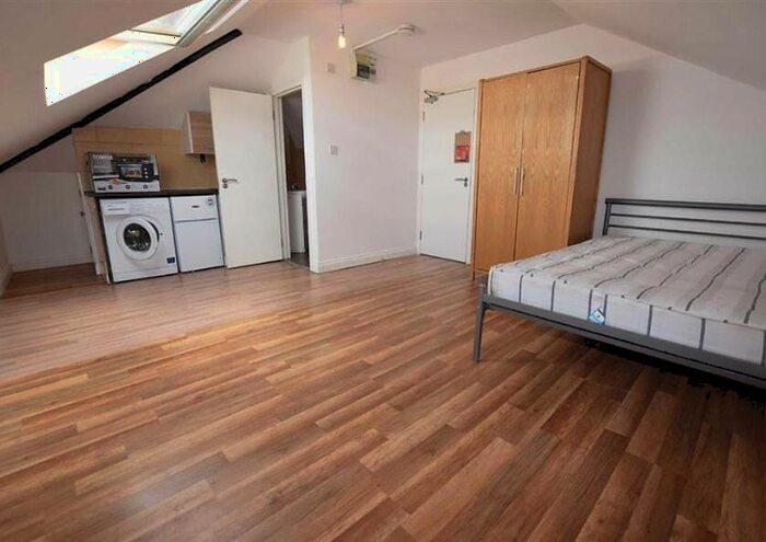 Flat To Rent In Brent Street, Hendon, NW4