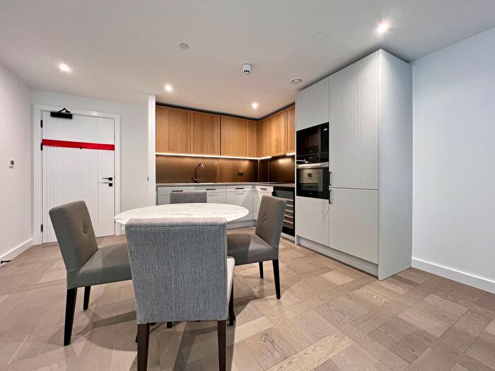 3 Bedroom Flat To Rent In Merino Gardens, London, E1W