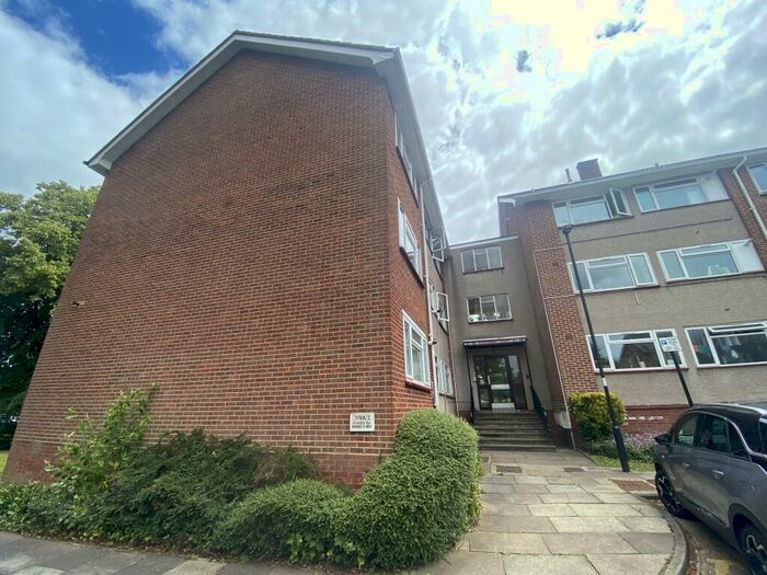 2 Bedroom Flat To Rent In Alexandra Court, Chase Road, N14