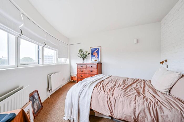 2 Bedroom Flat To Rent In Mile End Road, , Tower Hamlets, London, E1