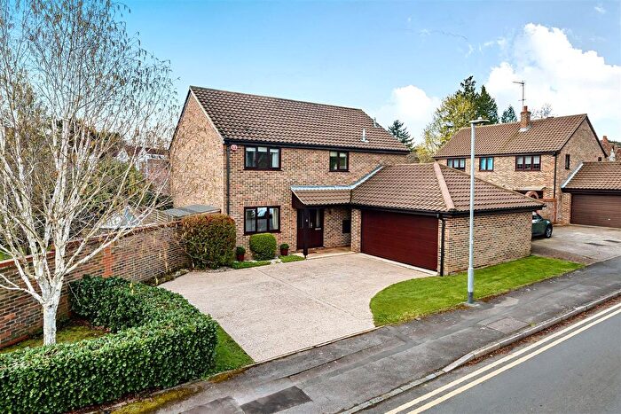 4 Bedroom Detached House For Sale In Wiltshire Drive, Wokingham, Berkshire, RG40