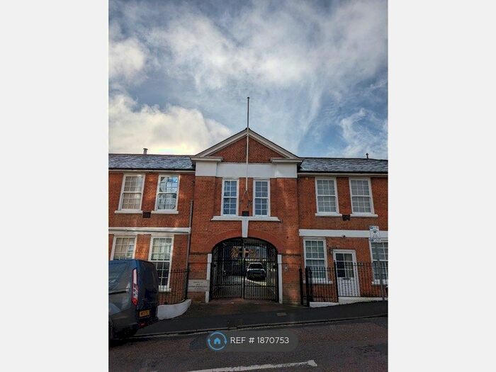 2 Bedroom Flat To Rent In Princess Beatrice Court, Cowes, PO31