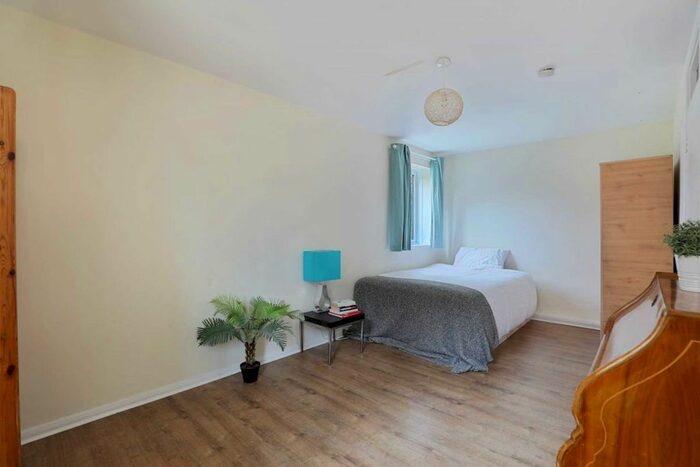 4 Bedroom Flat To Rent In Kingsdown Close, Bermondsey, London, SE16