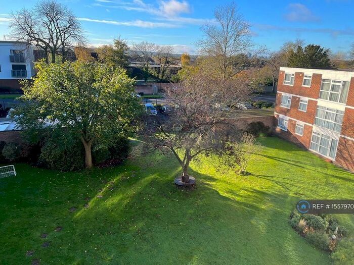 3 Bedroom Flat To Rent In Parkwood, Beckenham, BR3