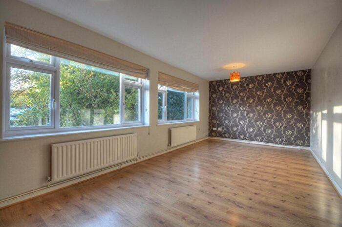 2 Bedroom Flat For Sale In High Street, Alton, Hampshire, GU34