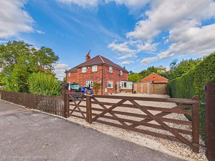 3 Bedroom Semi Detached House For Sale In Lane End, Bramley, RG26