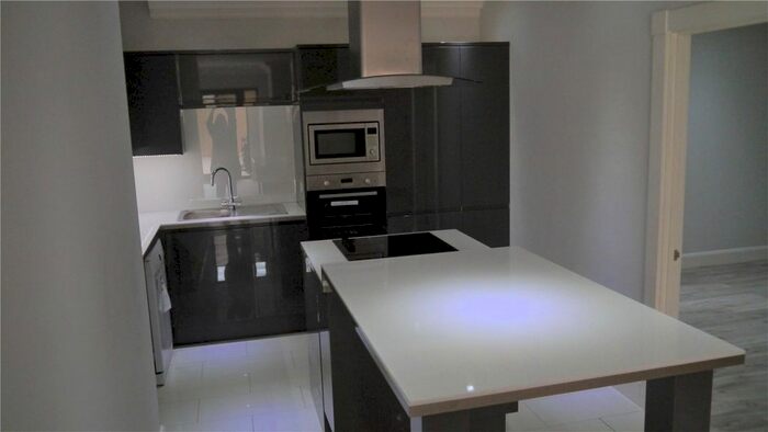 2 Bedroom Flat To Rent In East Street, Addington, West Malling, ME19