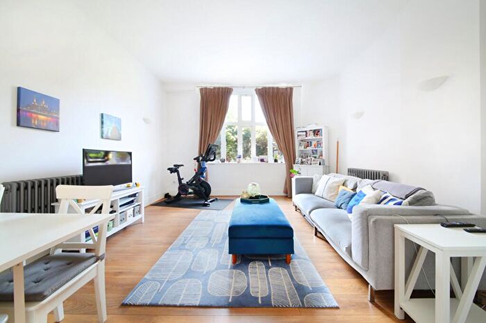 1 Bedroom Flat For Sale In College Building, Forfar Road, SW11