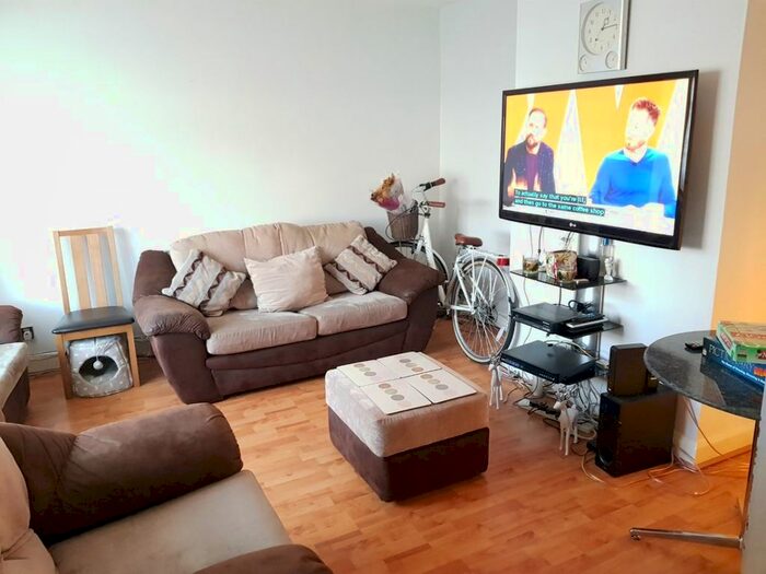 3 Bedroom Flat To Rent In Cliff Walk, London, E16
