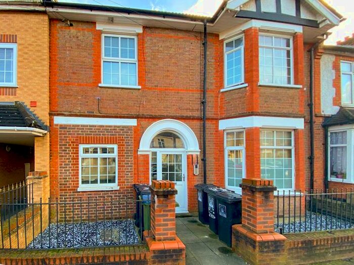 1 Bedroom Flat To Rent In Kensington Avenue, Watford, WD18