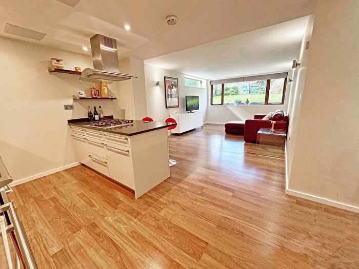 1 Bedroom Flat To Rent In Southmead Gardens, Teddington, TW11