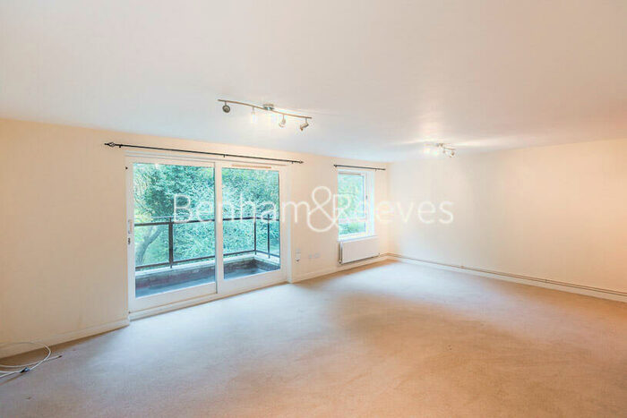 3 Bedroom Apartment To Rent In Wood Lane, Highgate, N6
