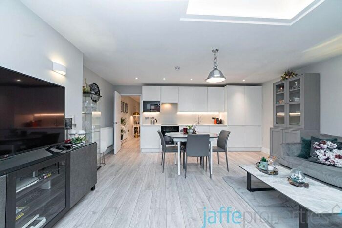3 Bedroom Apartment To Rent In Melrose Avenue, London, NW2