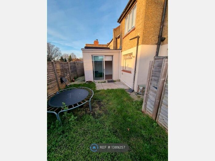 3 Bedroom Flat To Rent In Bassant Road, London, SE18