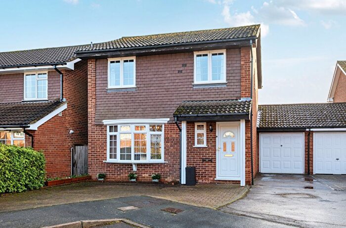 4 Bedroom Detached House For Sale In Glorney Mead, Badshot Lea, Farnham, Surrey, GU9