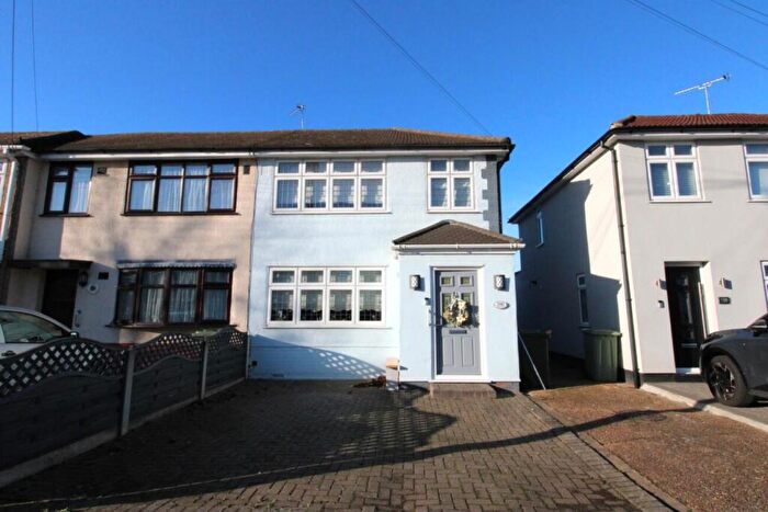3 Bedroom End Of Terrace House For Sale In Lancaster Drive, Hornchurch, Essex, RM12