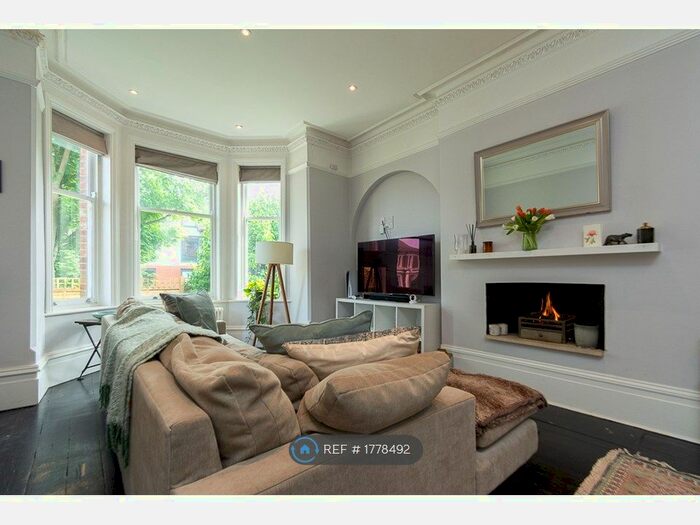 2 Bedroom Flat To Rent In Claremont Gardens, Surbiton, KT6