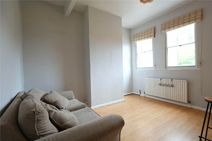 2 Bedroom Apartment For Sale In The Crescent, Farnham, Surrey, GU9