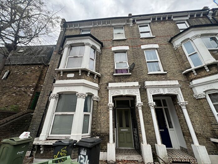 4 Bedroom Flat To Rent In South Lambeth Road, SW8