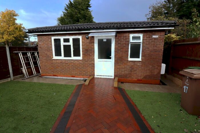 2 Bedroom Bungalow To Rent In Capron Road, Luton, Bedfordshire, LU4