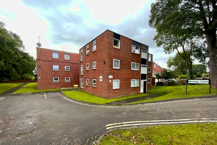 2 Bedroom Flat To Rent In Montagu Court, Oakwood, Leeds, LS8