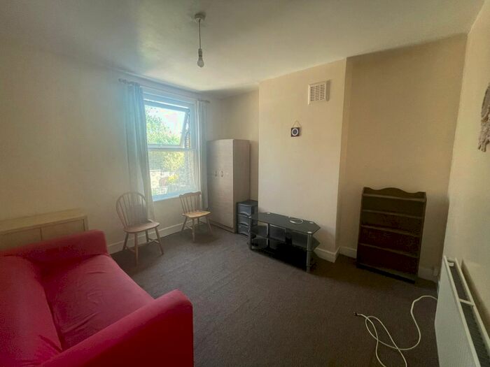3 Bedroom Maisonette To Rent In Pevensey Road, London, SW17