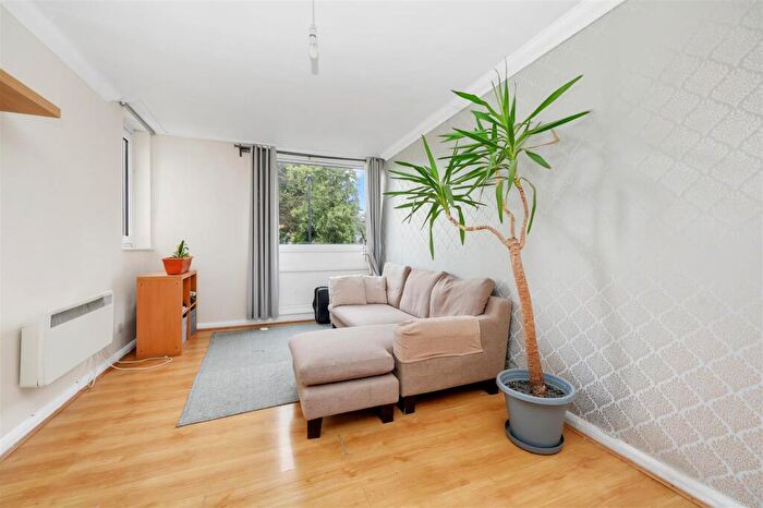 2 Bedroom Flat For Sale In Stuart Crescent, London, N22