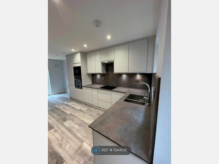 3 Bedroom Detached House To Rent In West Square, London, SE11