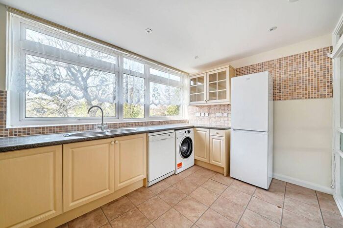 3 Bedroom Flat To Rent In Chobham Road, Horsell, Woking, GU21