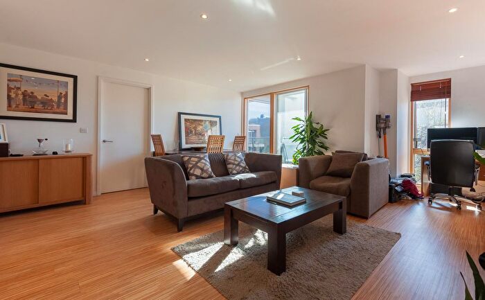 2 Bedroom Flat To Rent In Wingate Square, London, SW4