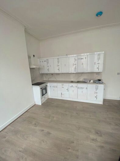 2 Bedroom Property To Rent In Broadway Parade, London, N8