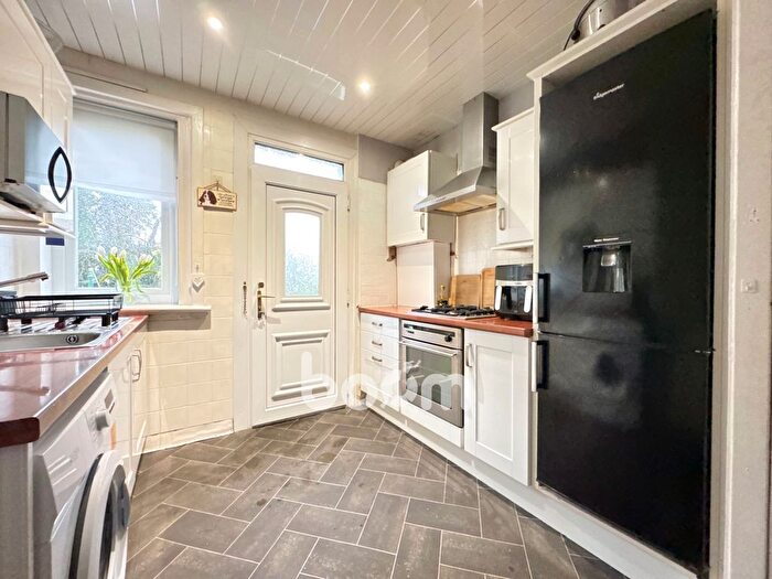 2 Bedroom Flat For Sale In Dykebar Avenue, Glasgow, G13