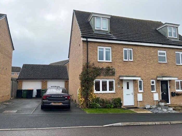 4 Bedroom Semi-Detached House For Sale In Goshawk Green, Leighton Buzzard, LU7